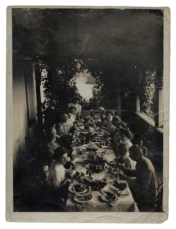 Rodzina Mai Berezowskiej przy posiłku