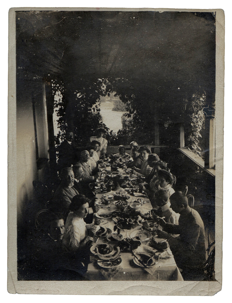 Rodzina Mai Berezowskiej przy posiłk